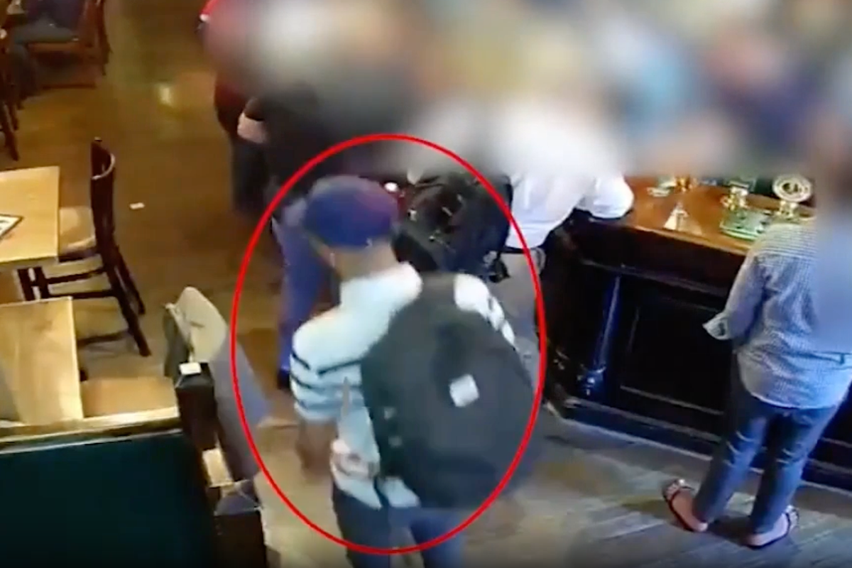 Thief snatches bag within seconds at central London pub thumbnail