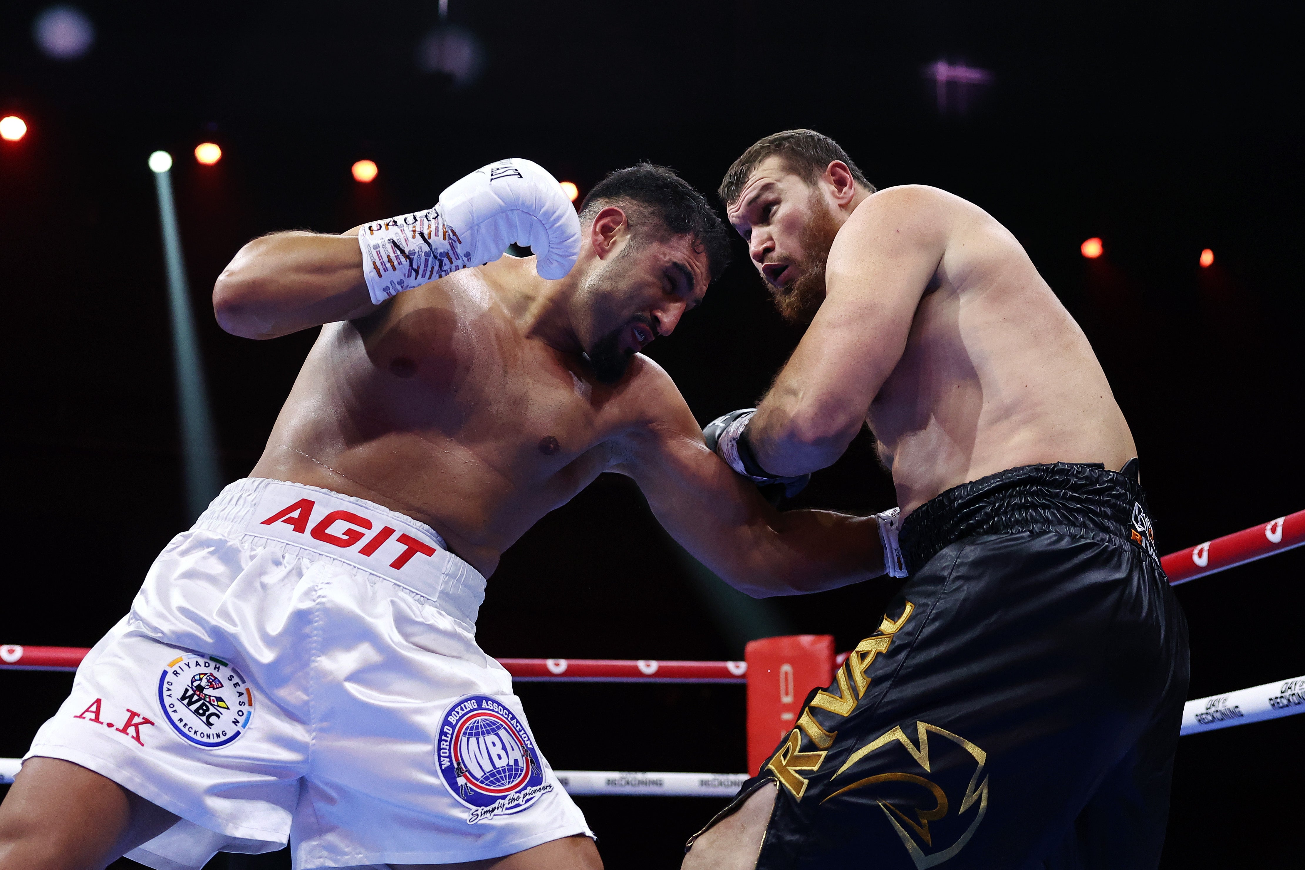 Arslanbek Makhmudov (right) suffered his first loss in late 2023, when Agit Kabayel brilliantly targeted his body