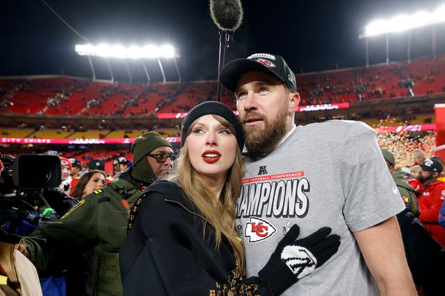 <p>Swift, Kelce y su madre entregaron regalos el día de Navidad a los empleados del estadio Arrowhead</p>