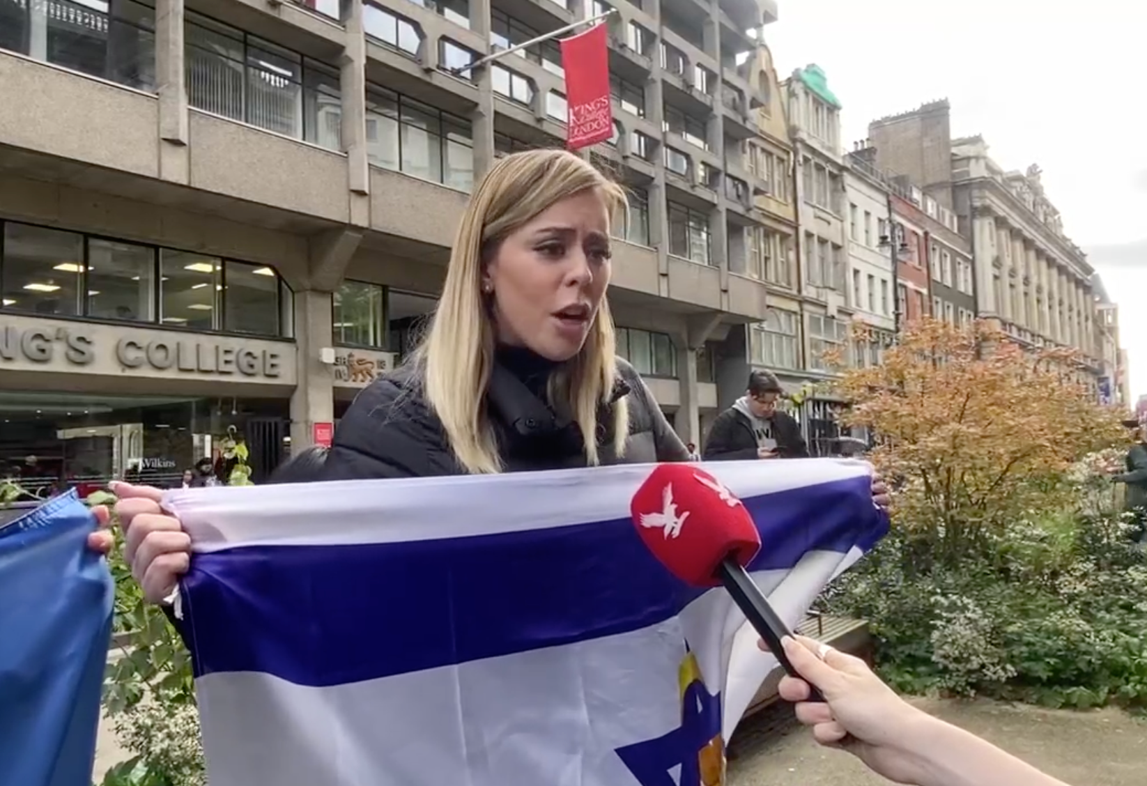 Emily Shrreda virou-se para protestar com a bandeira de Israel Israelita