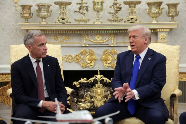 <p>El presidente de EE. UU., Donald Trump, y el primer ministro de Canadá, Mark Carney, se reúnen en la Oficina Oval de la Casa Blanca en Washington, EE. UU., el 7 de octubre de 2025</p>