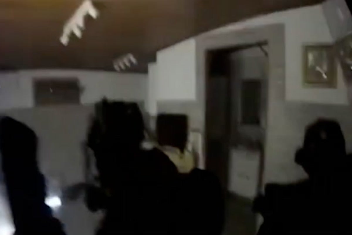The moment Italian mafia boss arrested by armed police after years on ...