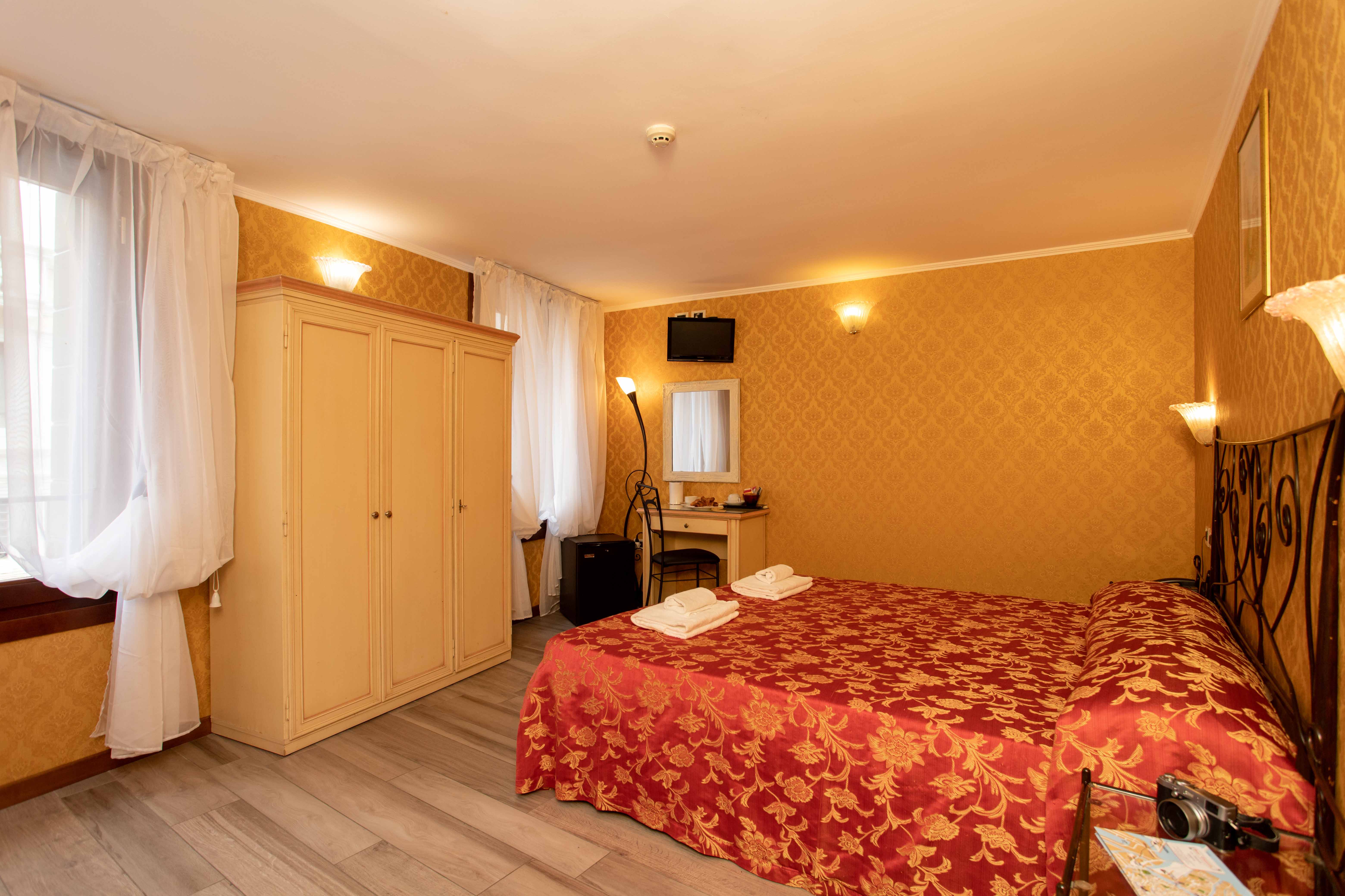 For a simple stay, book a room at Hotel Tintoretto