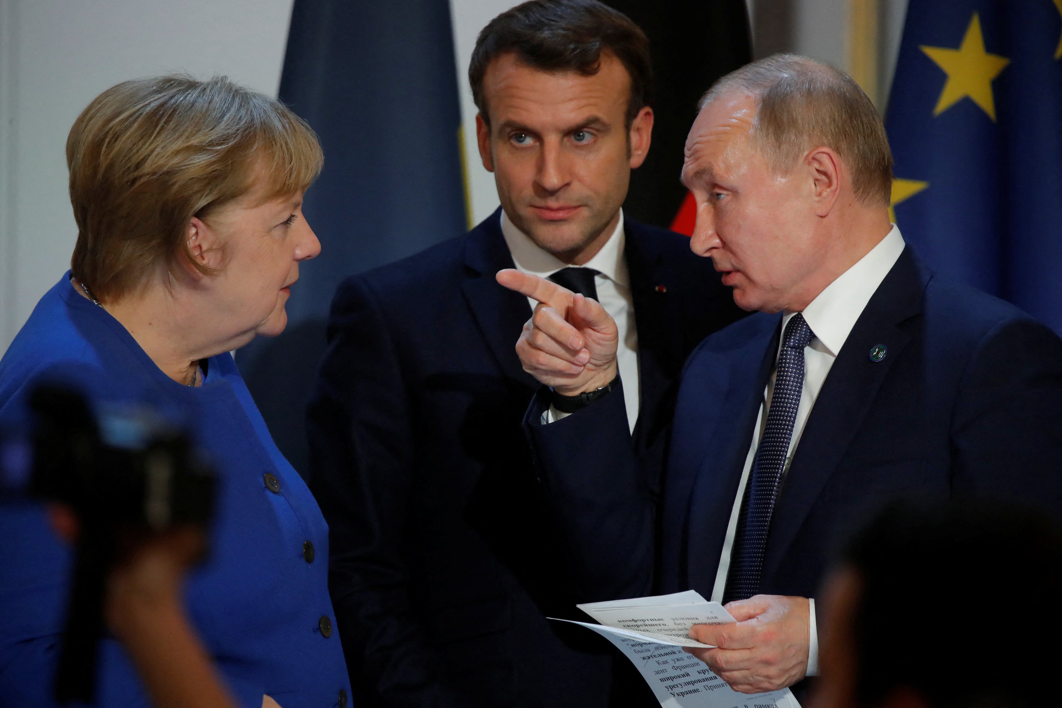 Arquivo: Angela Merkel, Emanuel Macron e o presidente russo Vladimir Putin conversam durante uma conferência de imprensa na cúpula da Ucrânia no Palácio ElC em Paris