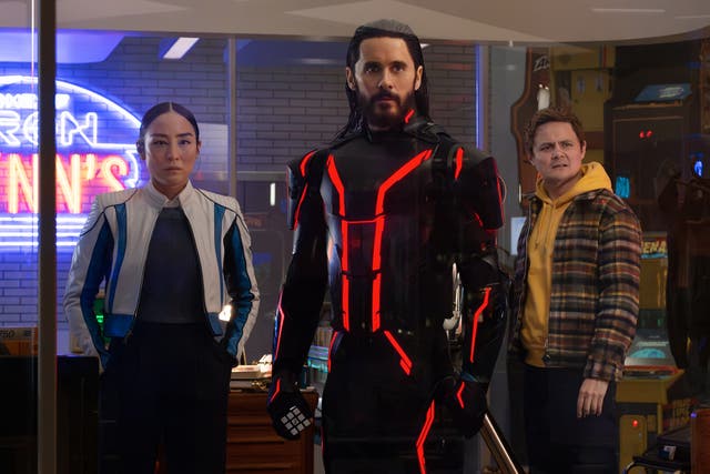 <p>Greta Lee, Jared Leto y Arturo Castro en <em>Tron: Ares</em></p>