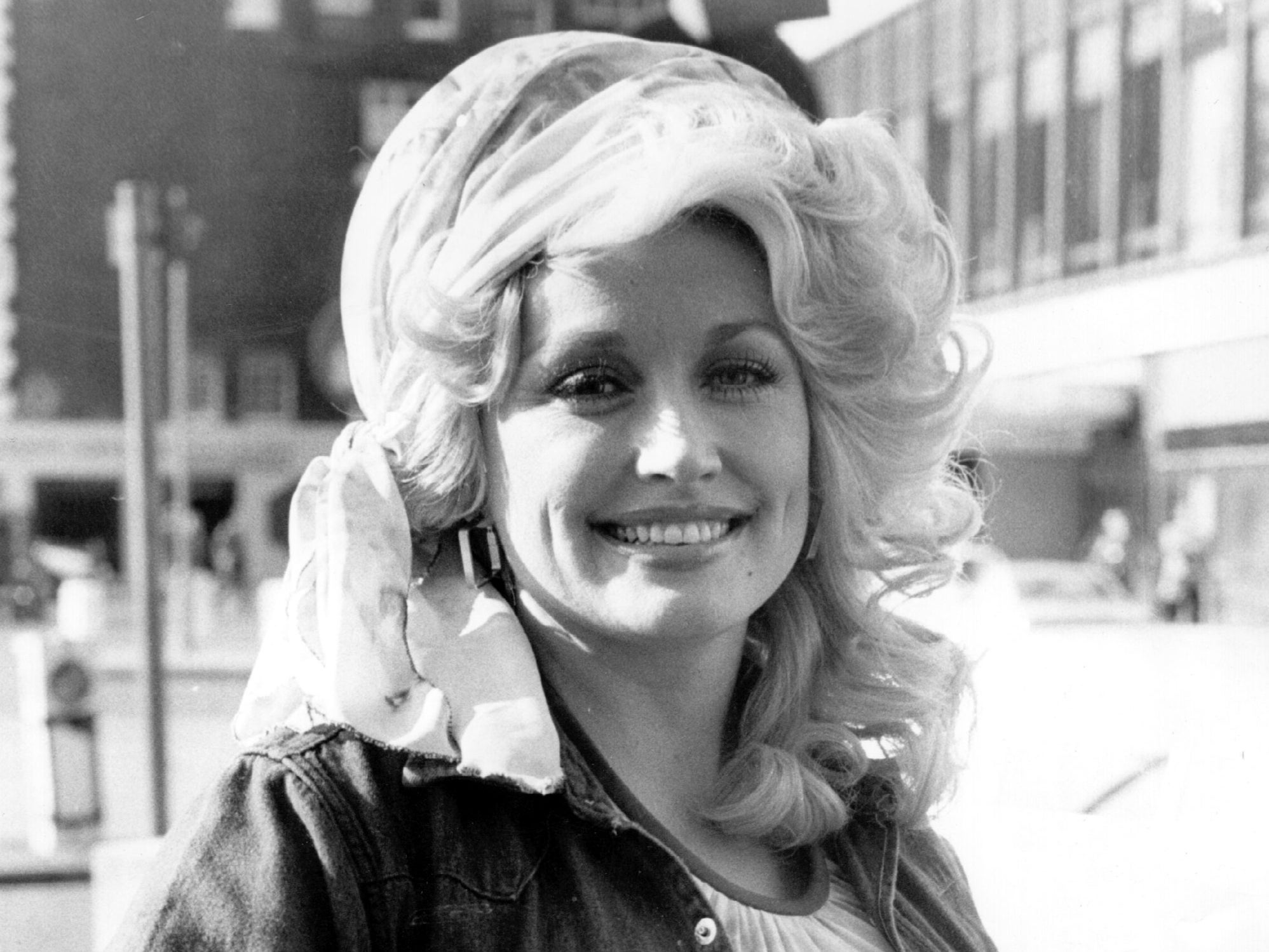 Dolly Parton photographed in London in 1977, the same year she released her first million-selling album ‘Here You Come Again’