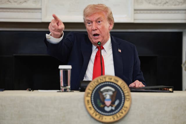 <p>El presidente de EE. UU., Donald Trump, señala con el dedo mientras habla durante una mesa redonda sobre Antifa, un movimiento antifascista al que designó “organización terrorista” nacional mediante una orden ejecutiva el 22 de septiembre, en la Casa Blanca en Washington, D. C., el 8 de octubre de 2025</p>
