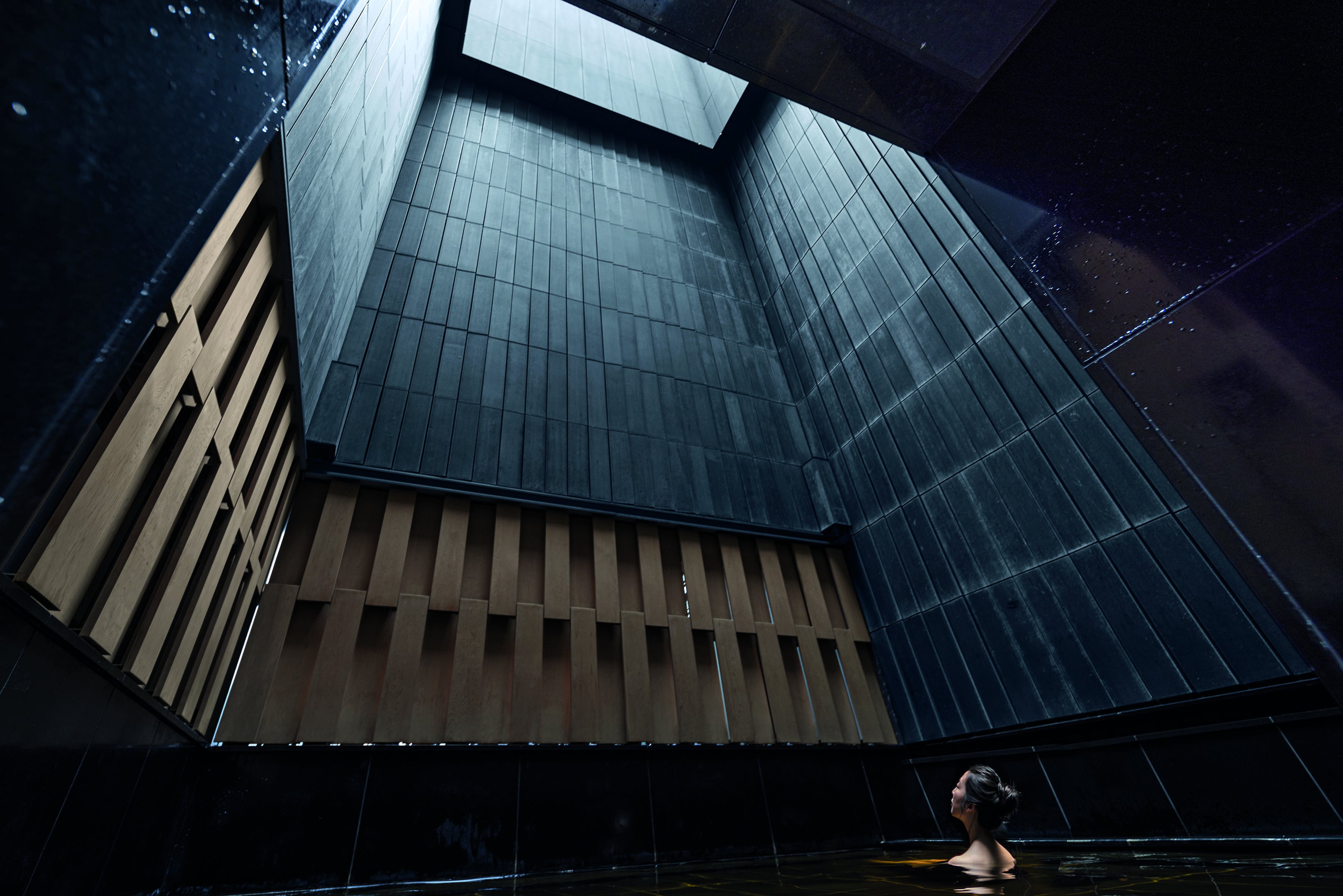 Hoshinoya Tokyo has a hot spring with an open roof