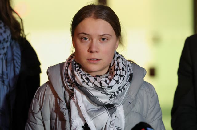 <p>Greta Thunberg denuncia haber sido golpeada en un centro de detención israelí, aunque los funcionarios del país niegan las afirmaciones</p>