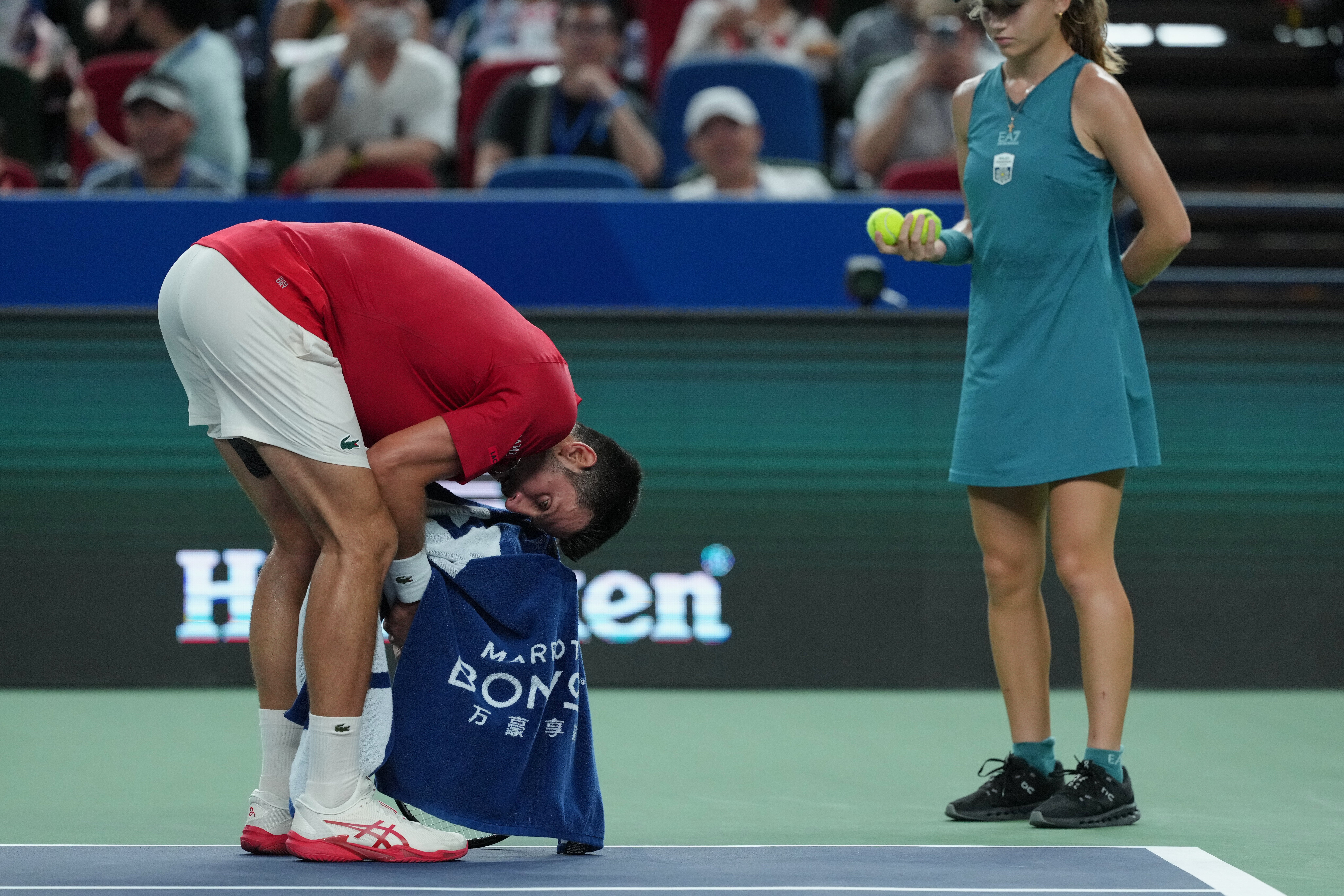 Djokovic zostal lapanie po dychu do vzduchu, keď bojoval so svetom č. 44 Zizou Bergs