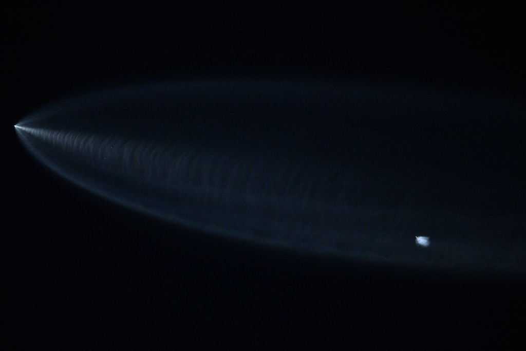 <p>Un cohete Falcon 9 de SpaceX con satélites Starlink sobre Lawndale, California, tras ser lanzado desde la Base Espacial Vandenberg el 18 de junio de 2024</p>