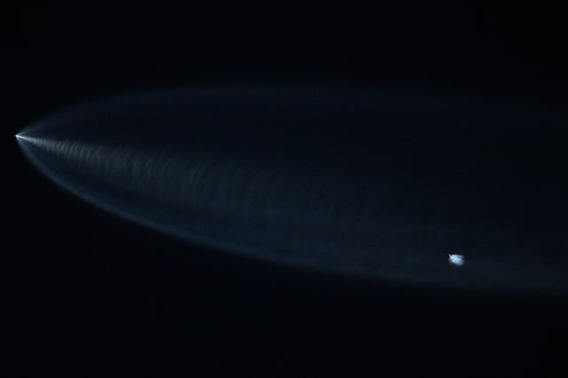 <p>Un cohete Falcon 9 de SpaceX con satélites Starlink sobre Lawndale, California, tras ser lanzado desde la Base Espacial Vandenberg el 18 de junio de 2024</p>