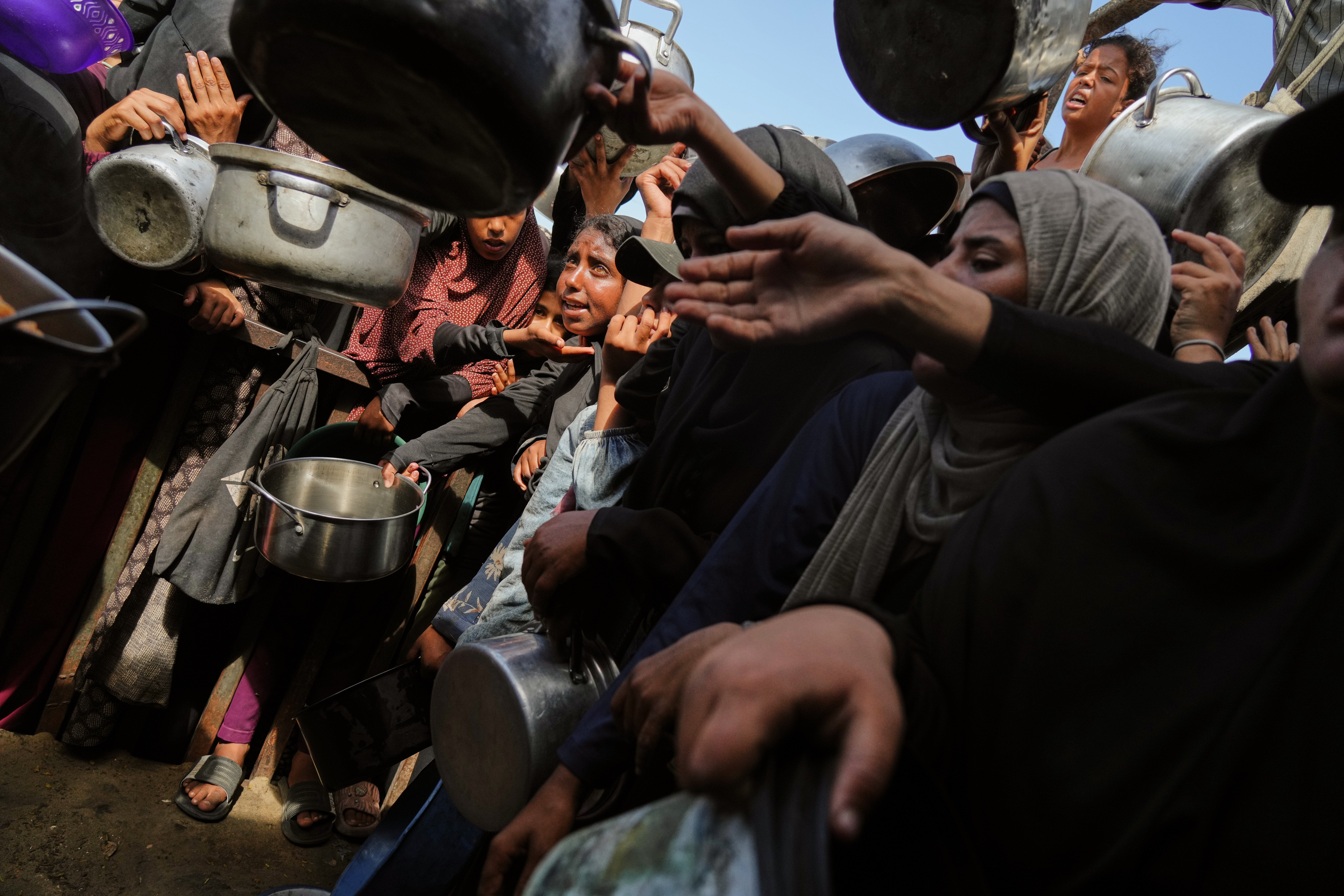 Poisened water and shattered grid: Gaza left in environmental freefall after war, report says Palestinians struggle to get donated food at a community kitchen in Khan Younis, southern Gaza Strip