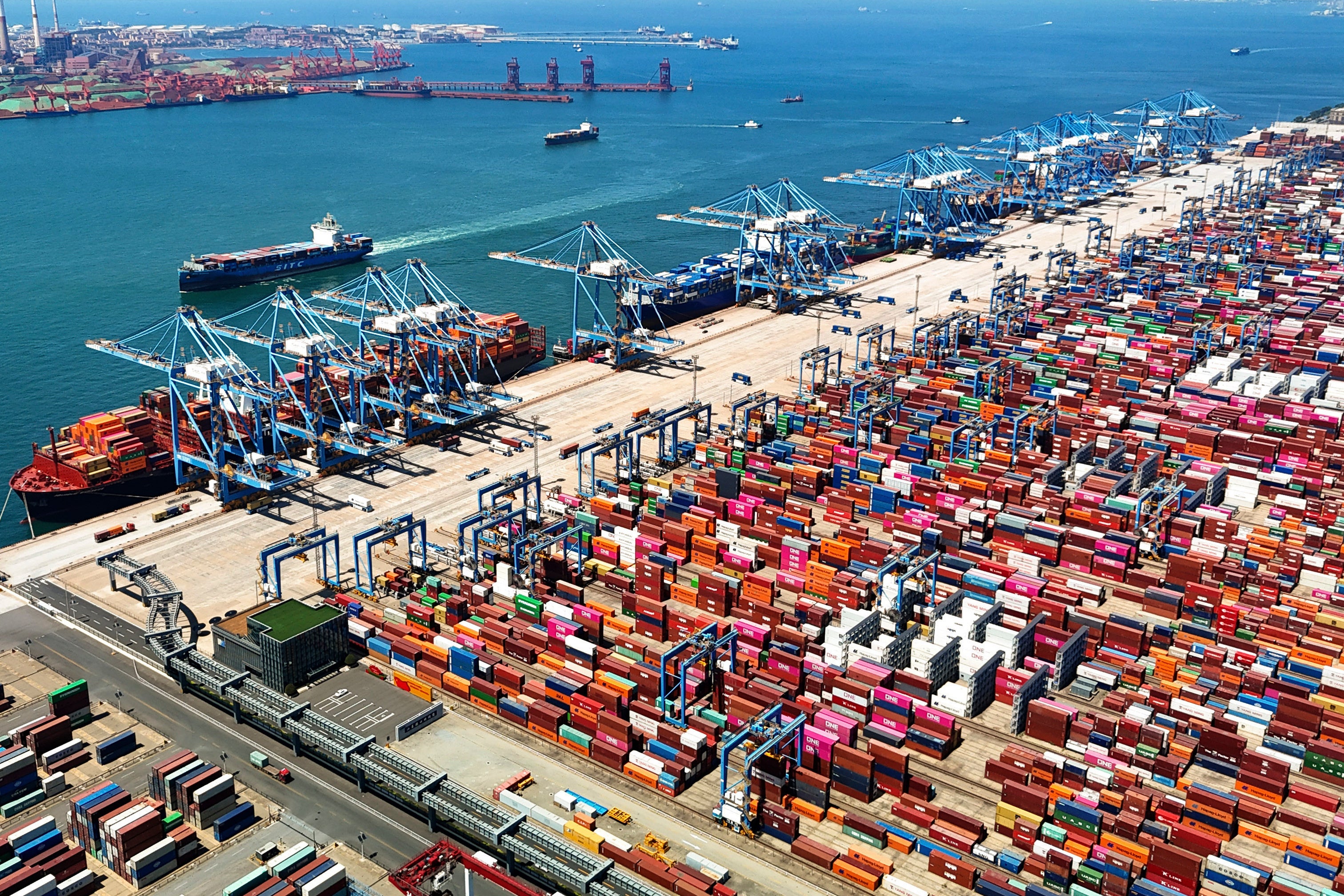 The back and forth threatens to derail a possible meeting between Trump and Chinese leader Xi Jinping and end a truce in a trade war in which new tariffs from both sides briefly topped 100 per cent in April