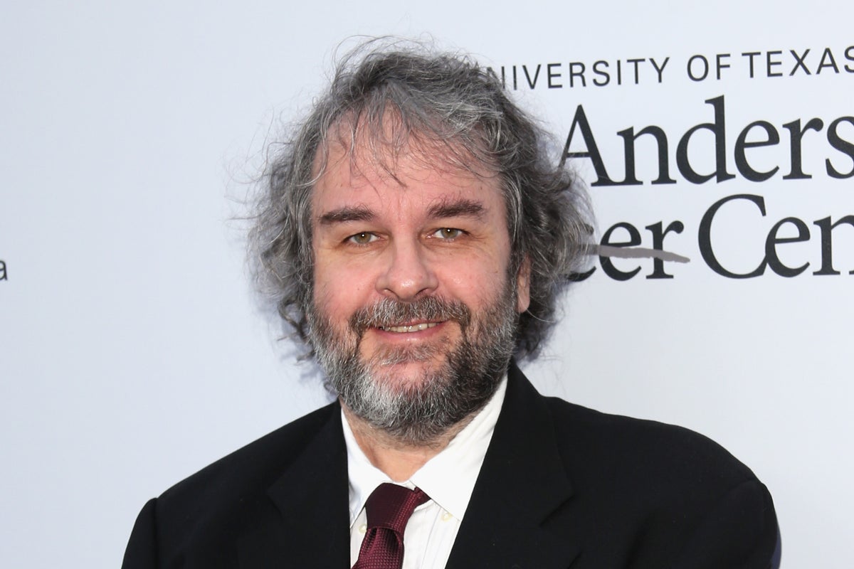 Café owners apologise to Peter Jackson after wrongly accusing filmmaker of forcing them out