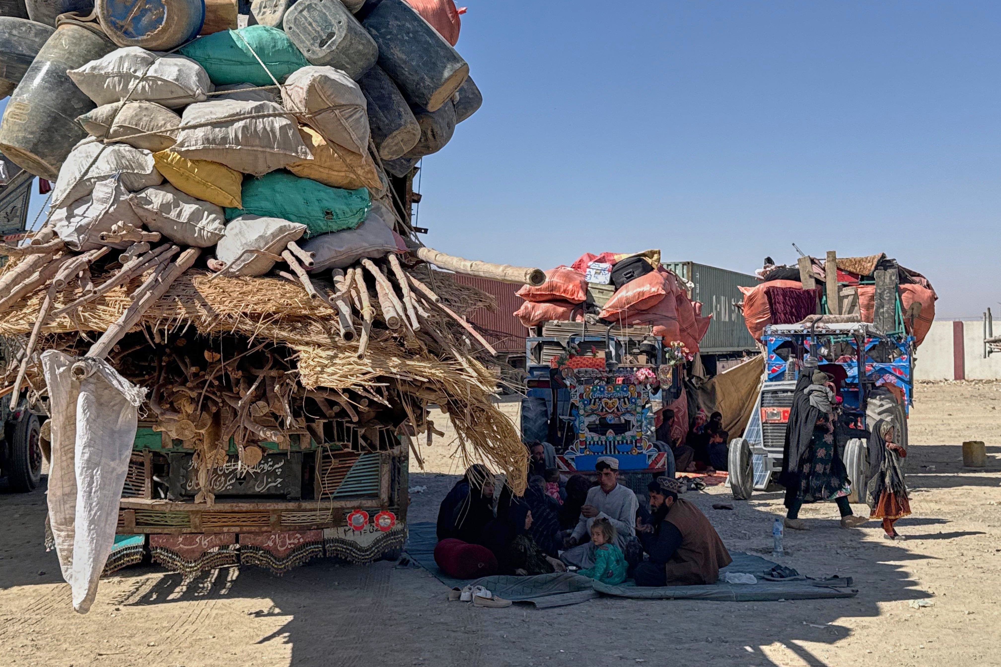 Afghanistan says it has killed 58 Pakistani soldiers in overnight border operations thumbnail