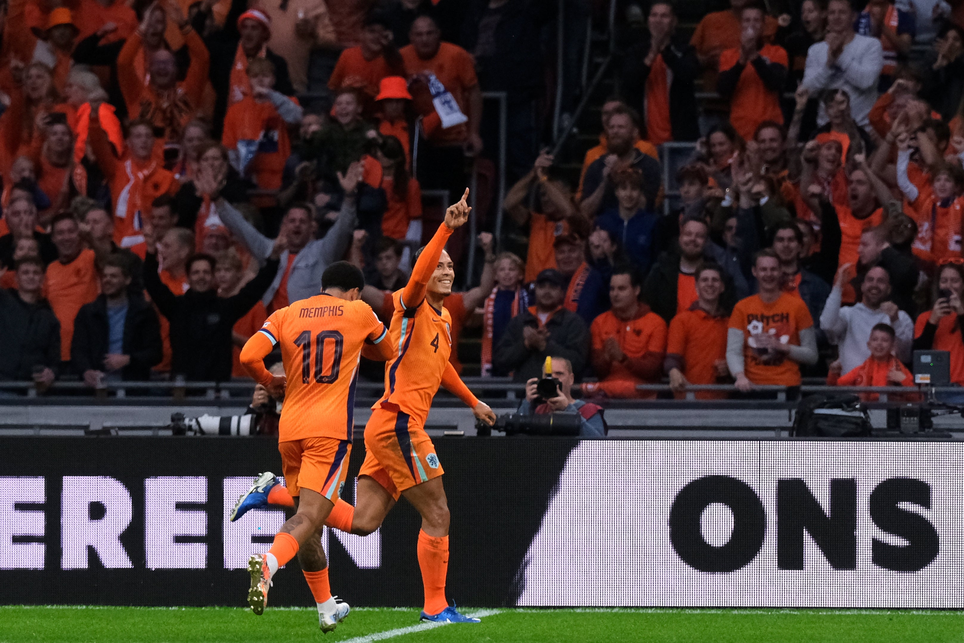 Virgil Van DJK, DJK, à direita, comemora com Memphis DP após marcar pela Holanda (Patrick Post/AP)