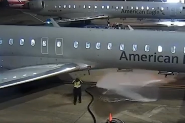 <p>Ocurrió el sábado mientras el trabajador repostaba combustible en un avión de American Eagle estacionado en el aeropuerto de Dallas Fort Worth (Texas)</p>