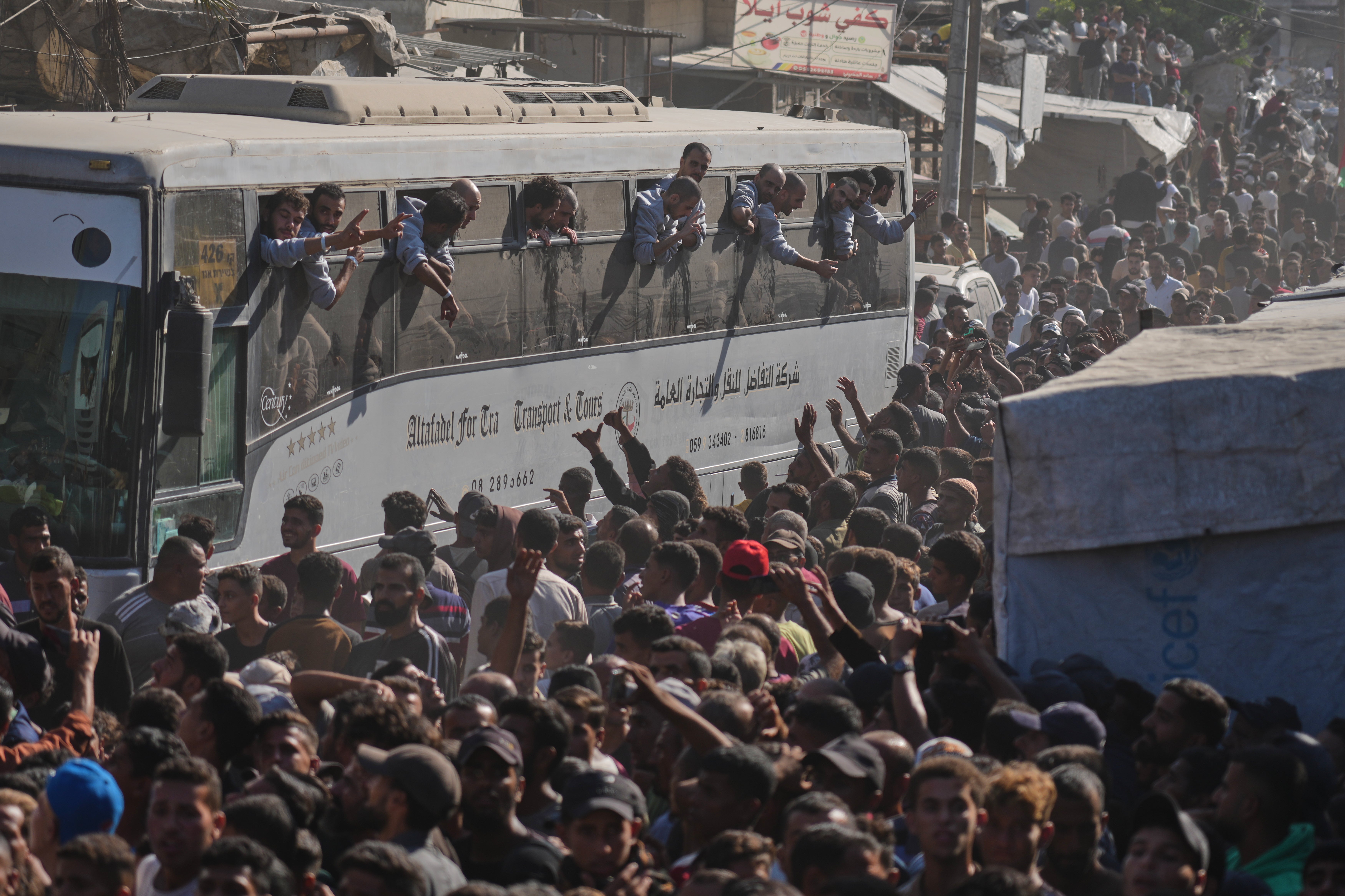 Pessoas se reuniram para libertar prisioneiros palestinos no ônibus no Vale de Gaza após serem libertados da prisão israelense