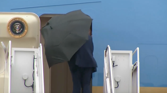 <p>Donald Trump boards Air Force One</p>