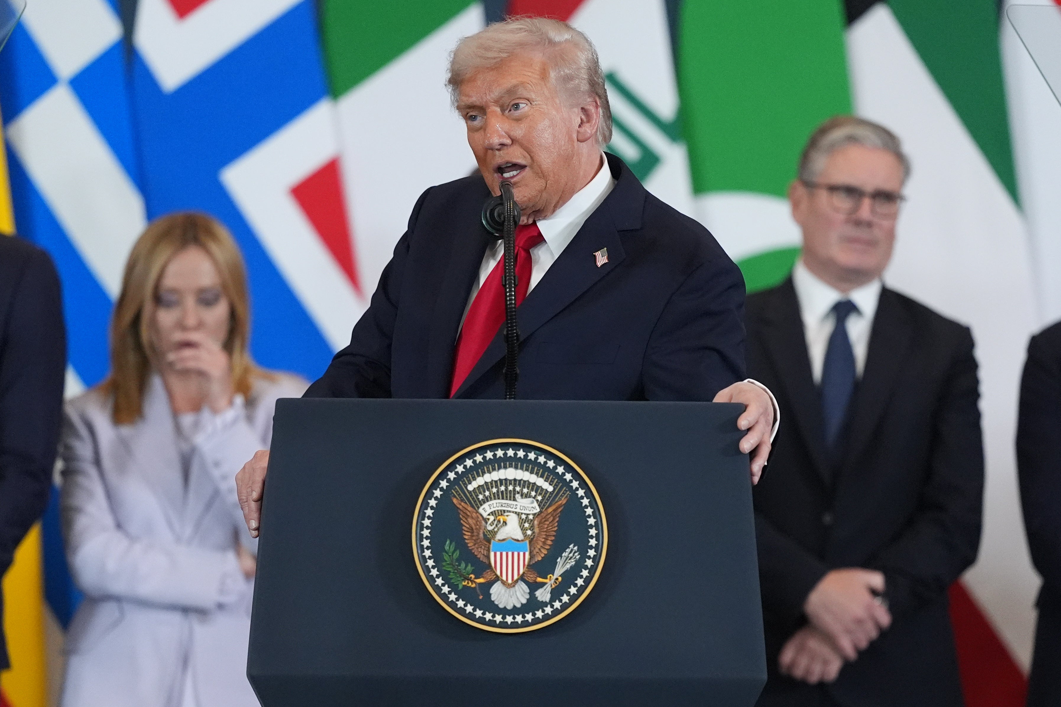 Italy's Prime Minister Giorgia Meloni and Britain's Prime Minister Keir Starmer listen to Mr Trump speaking