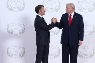 O presidente Donald Trump cumprimenta o presidente francês Emmanuel Macron durante a Guerra de Gaza durante uma Cúpula de Líderes Mundiais