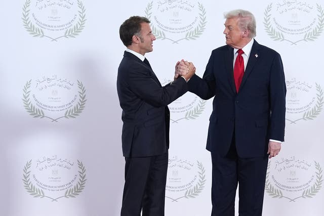 <p>El presidente Donald Trump y el presidente francés Emmanuel Macron protagonizaron otro largo y firme apretón de manos durante la cumbre global en Egipto sobre el futuro de Gaza</p>