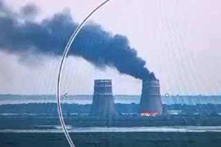 Arquivo: Incêndio em uma torre de resfriamento na Central Nuclear de Japorizia, controlada pela Rússia, Enerzoder, no sul da Ucrânia