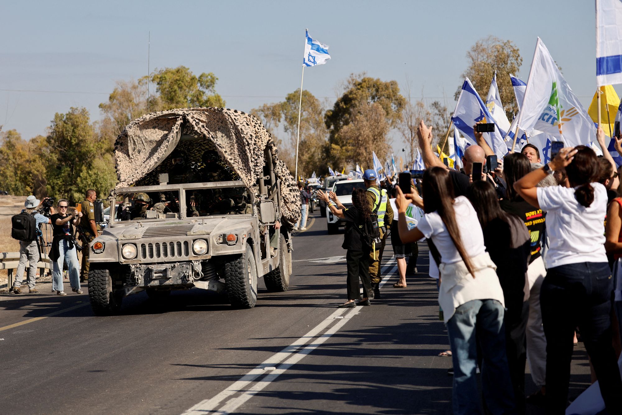 Reféns israelenses após se recuperar de Gaza são uma caravana que transportava reféns