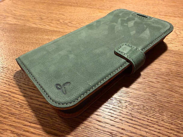 Best iPhone 17 Pro and Pro max cases IndyBest review Snakehive vintage leather wallet