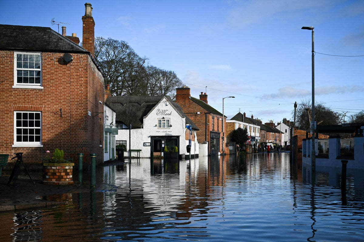UK must be ready for ‘unprecedented’ heatwaves and flooding, climate experts warn
