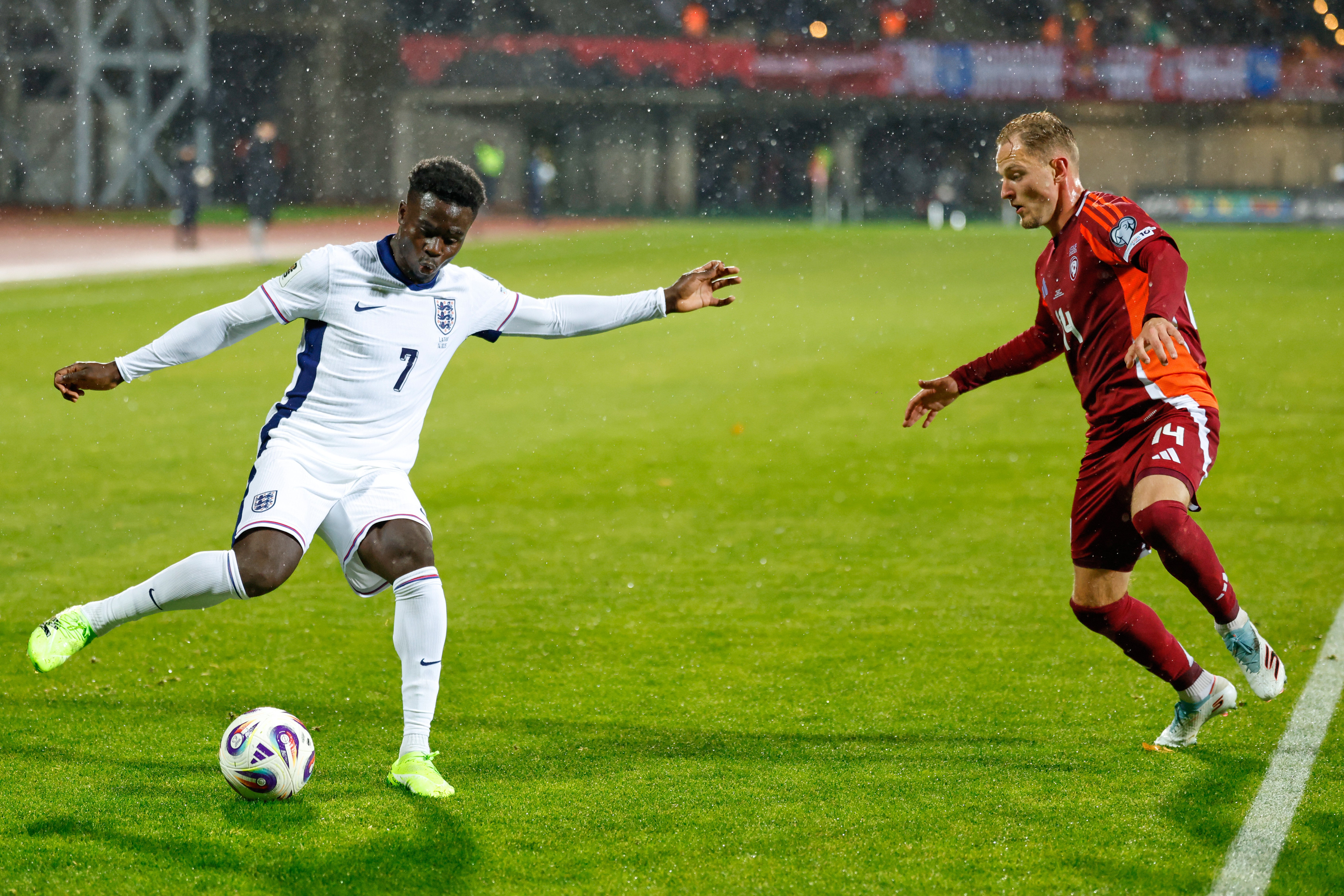 Bukayo Saka en acción con Inglaterra