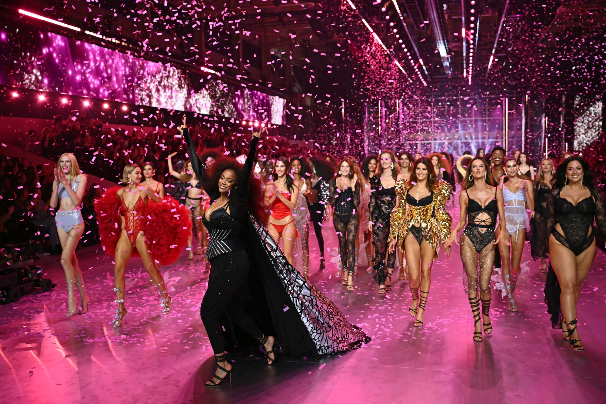 <p>La modelo estadounidense Tyra Banks (centro) desfila durante el Victoria’s Secret Fashion Show en el Duggal Greenhouse, en el Brooklyn Navy Yard de Nueva York, el 15 de octubre de 2024 </p>