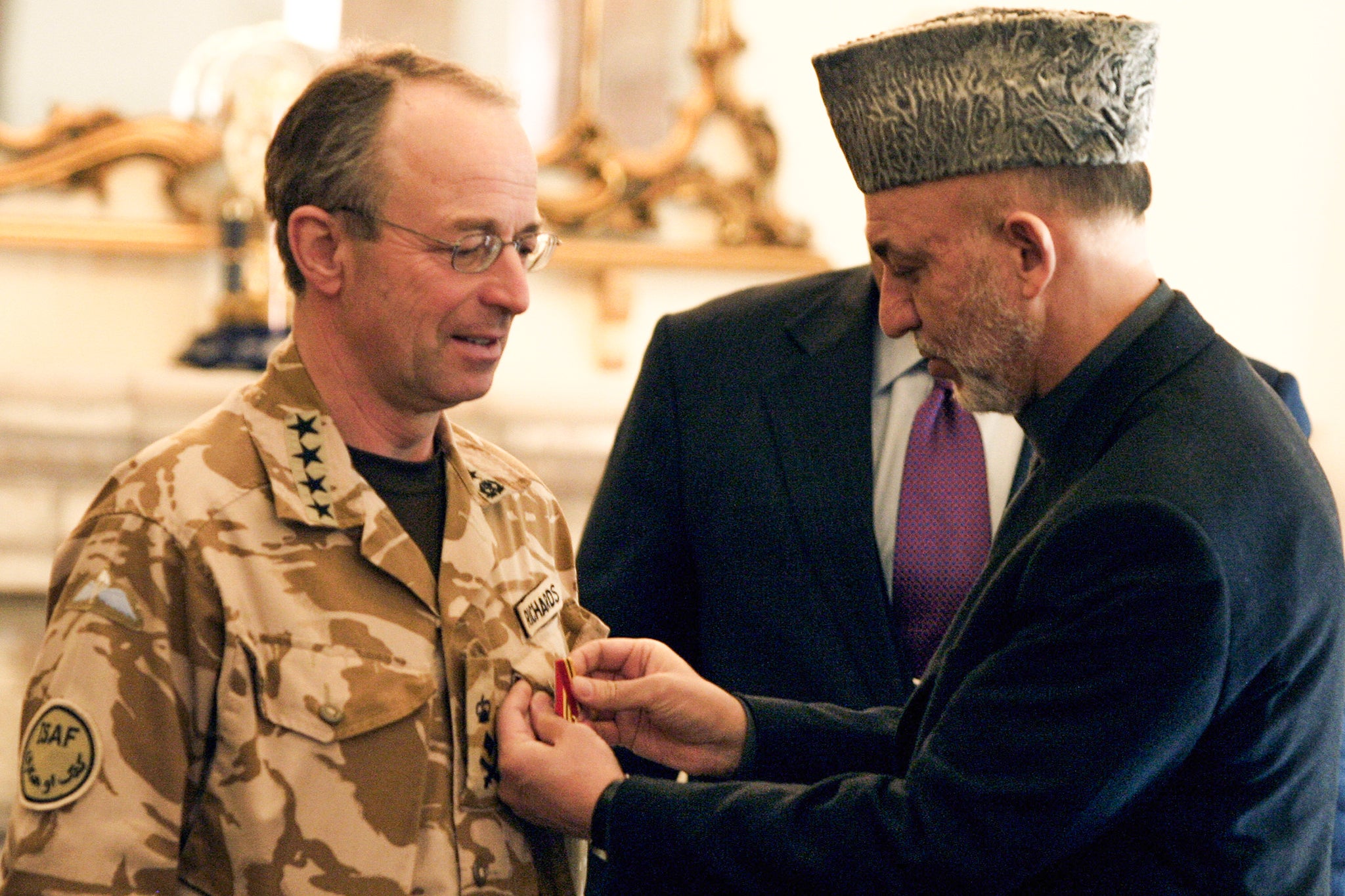 Afghan President Hamid Karzai (R) presents a medal to then Commander of NATO International Security Assistance Force (ISAF) British General David Richards (L) at The Presidential Palace in Kabul, 29 January 2007