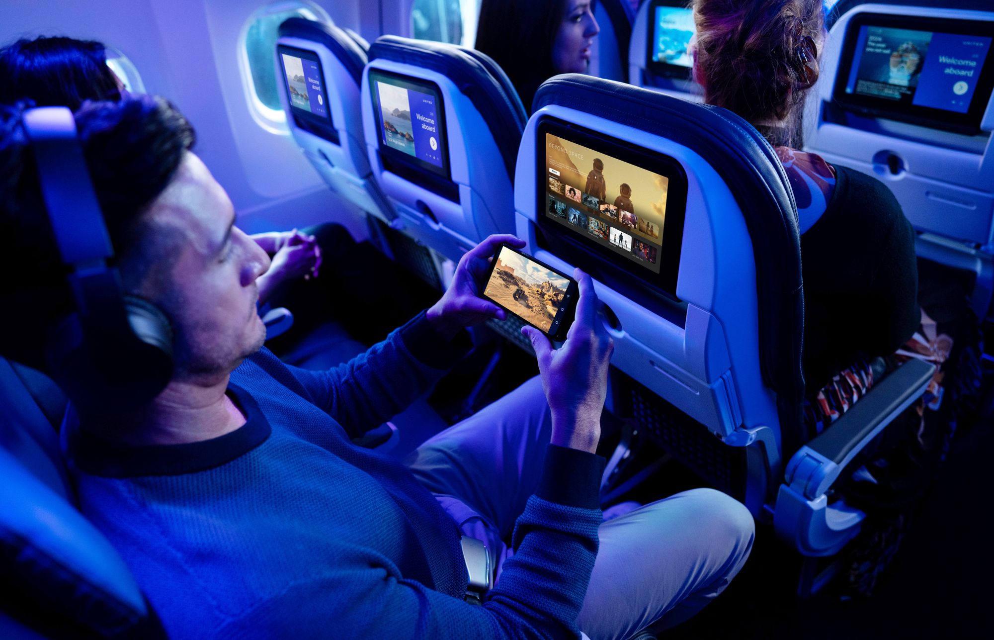 <p>United says that passengers will be able to play live games at 38,000 feet thanks to Starlink</p>
