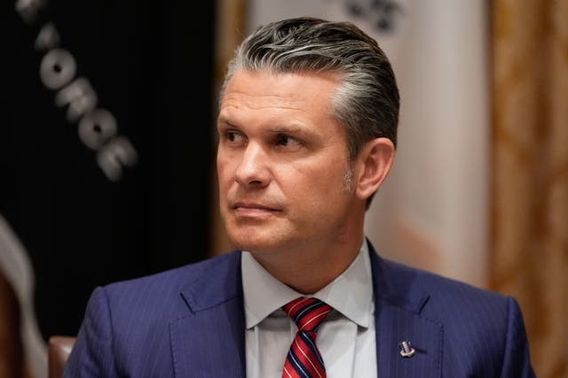 <p>Después de que el secretario de Defensa de EE. UU., Pete Hegseth, exigiera que el cuerpo de prensa del Pentágono firmara las nuevas restricciones impuestas a los medios de comunicación, solo 15 reporteros accedieron</p>