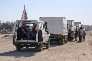 Veículos do Comitê Internacional da Cruz Vermelha (CICV) para a travessia Kisufim para corpos de palestinos sob custódia israelense