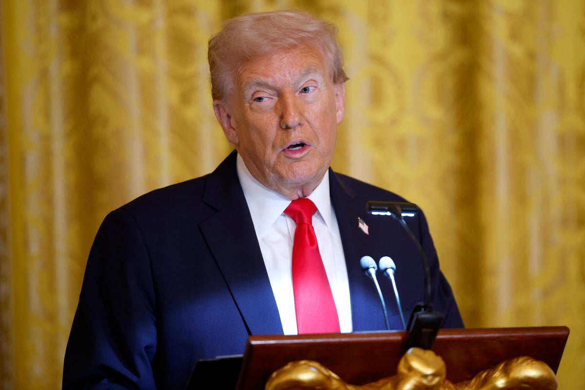 Trump hosts White House ballroom fundraiser as hundreds of thousands of federal workers go unpaid during government shutdown