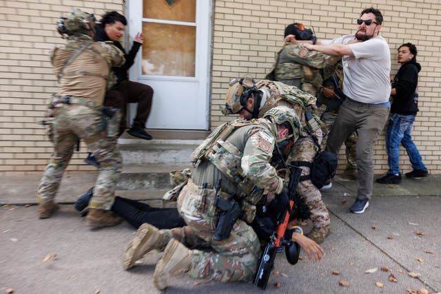 <p>Una jueza federal ordenó a los agentes federales que participaban en la “Operación Midway Blitz” en Chicago que llevaran cámaras corporales después de que pareciera haberse violado su orden de alejamiento que bloqueaba el uso de armas antidisturbios</p>