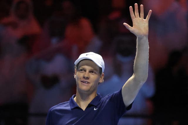 <p>Jannik Sinner, de Italia, saluda al público durante los cuartos de final del torneo de exhibición Six Kings Slam</p>