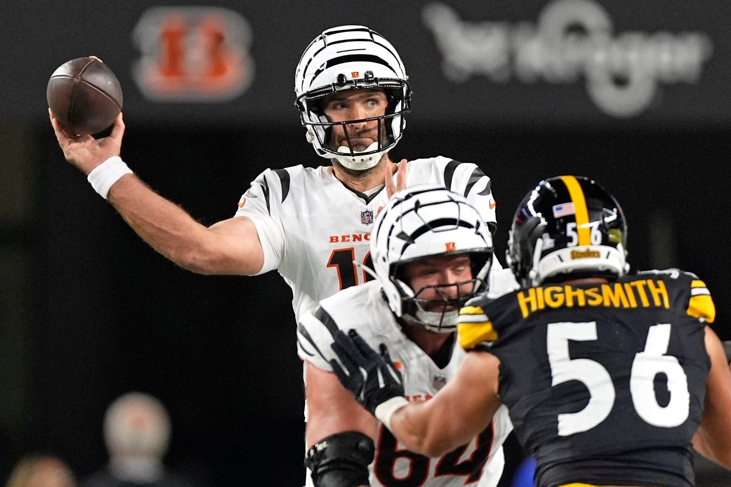 Joe Flacco outduels Aaron Rodgers in battle of veteran quarterbacks | The  Independent