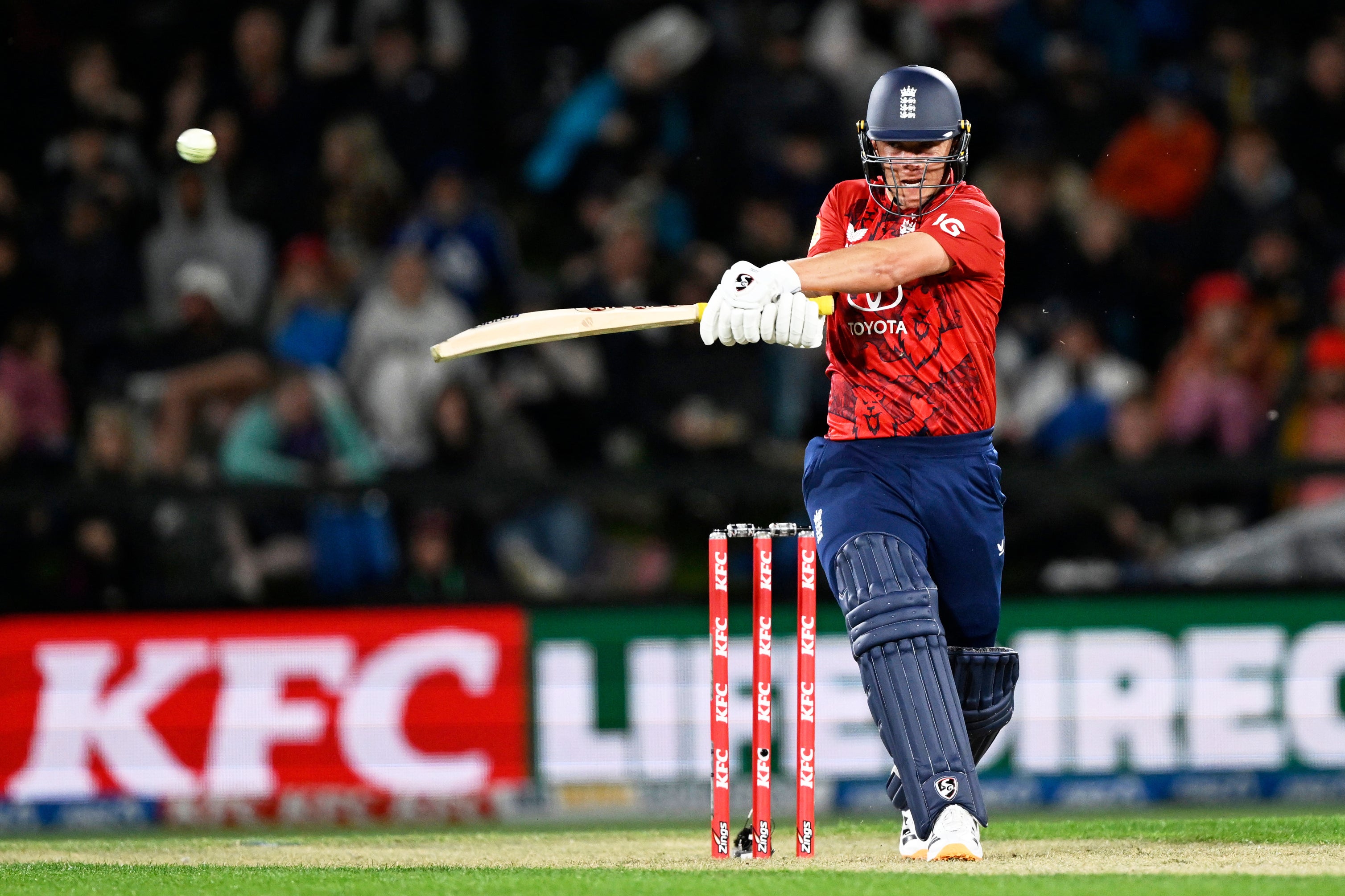 Sam Curran menyerang Selandia Baru