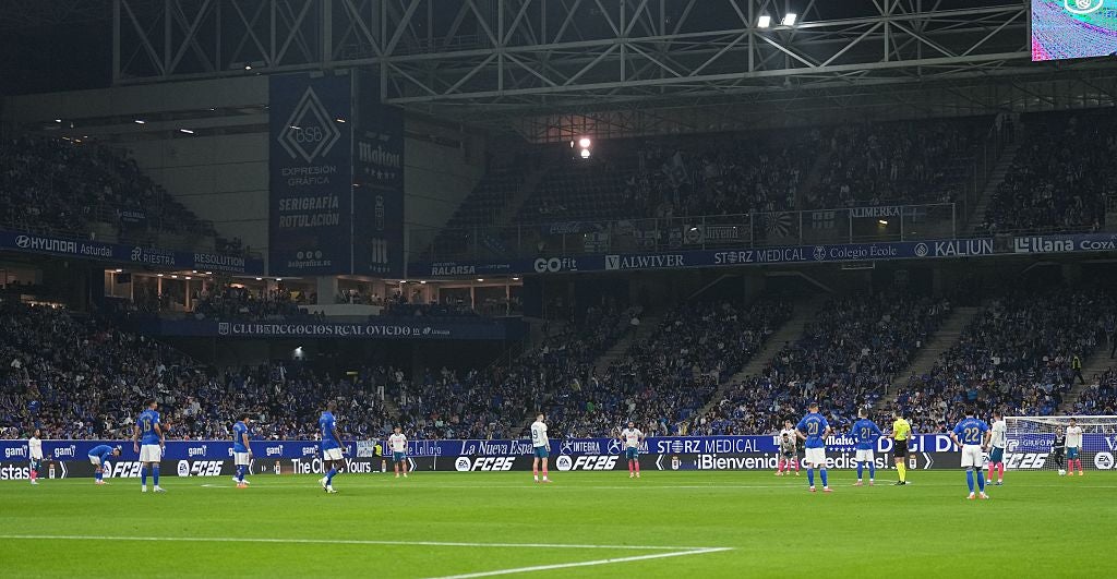 Os jogadores do Espanyol e do Real Oviedo ficaram parados durante os primeiros 15 segundos do confronto de sexta-feira para protestar contra o jogo de Miami