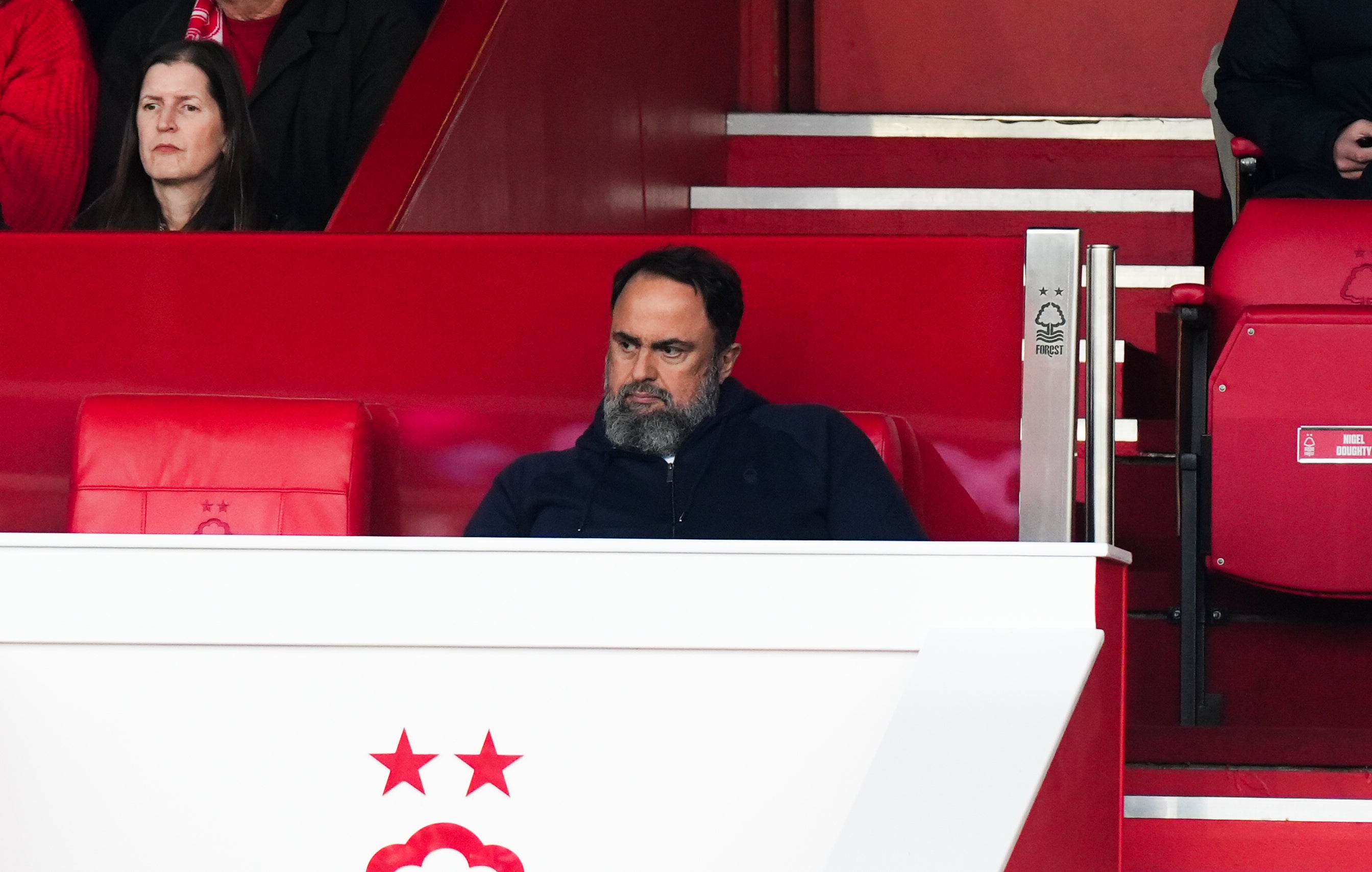 O proprietário do Nottingham Forest, Evangelos Marinakis, cedeu seu lugar após apenas 66 minutos da derrota para o Chelsea.