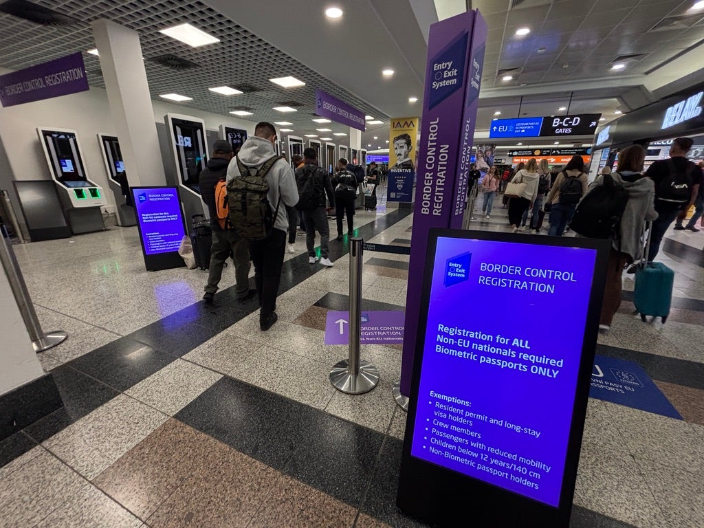 independent.co.uk - Simon Calder - Czech checkpoint: Man versus machine at Prague airport