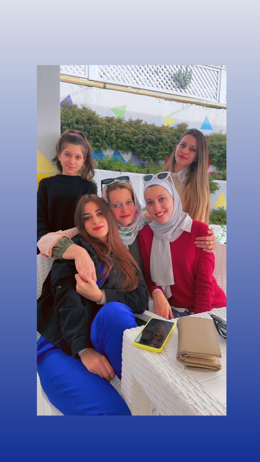 Hayat com quatro filhas