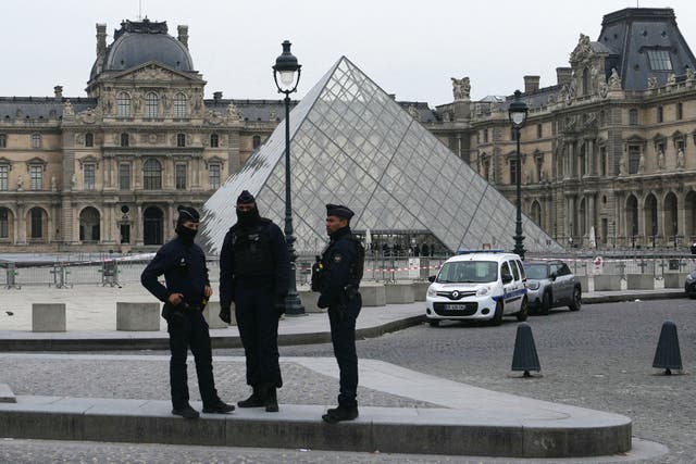 <p>French police officers stand in front of the Louvre Museum after robbery, in Paris on October 19, 2025. </p>