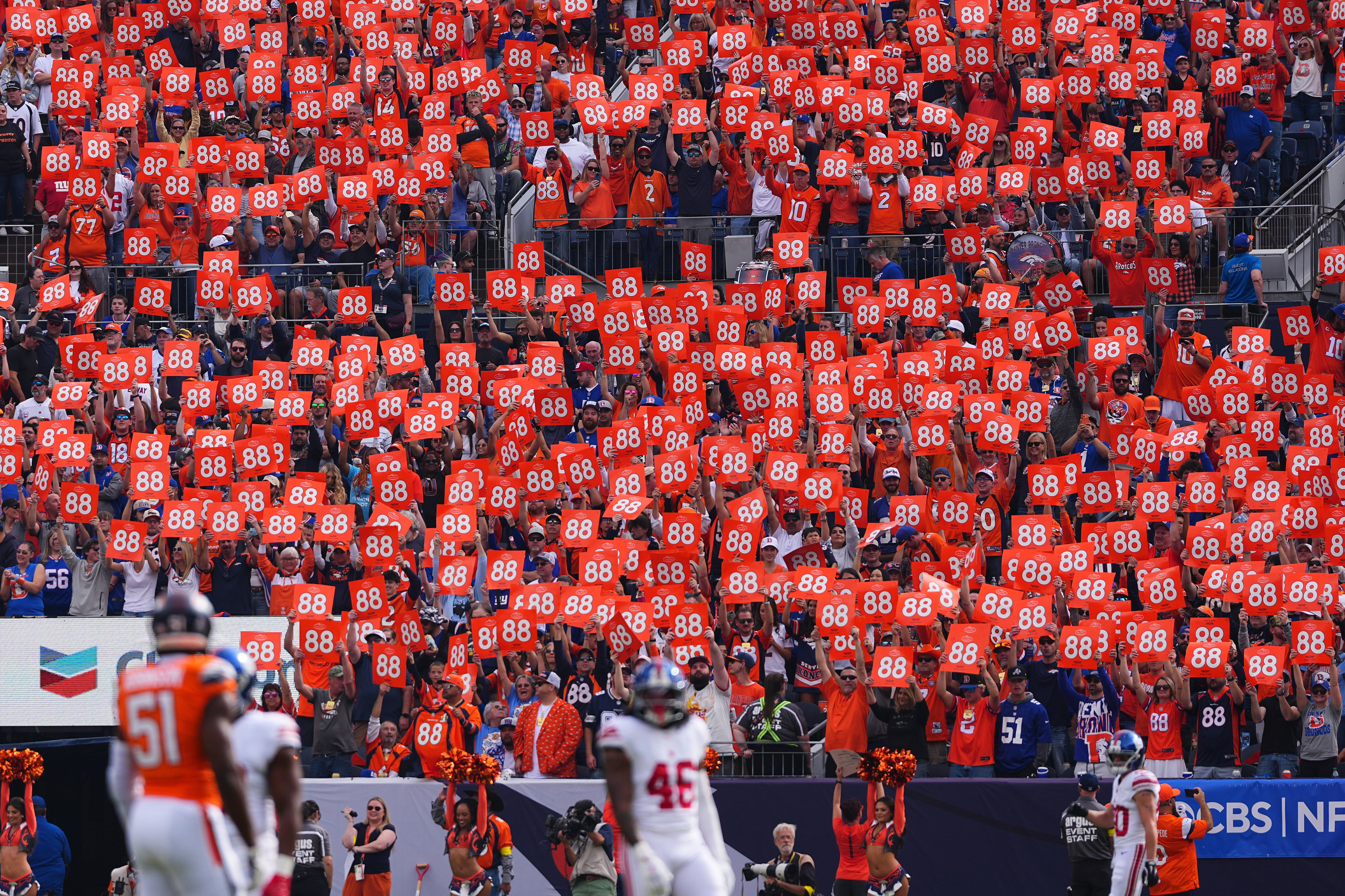 BRONCOS-THOMAS HOMENAJE