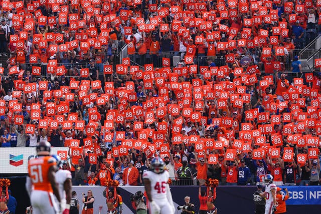 BRONCOS-THOMAS HOMENAJE