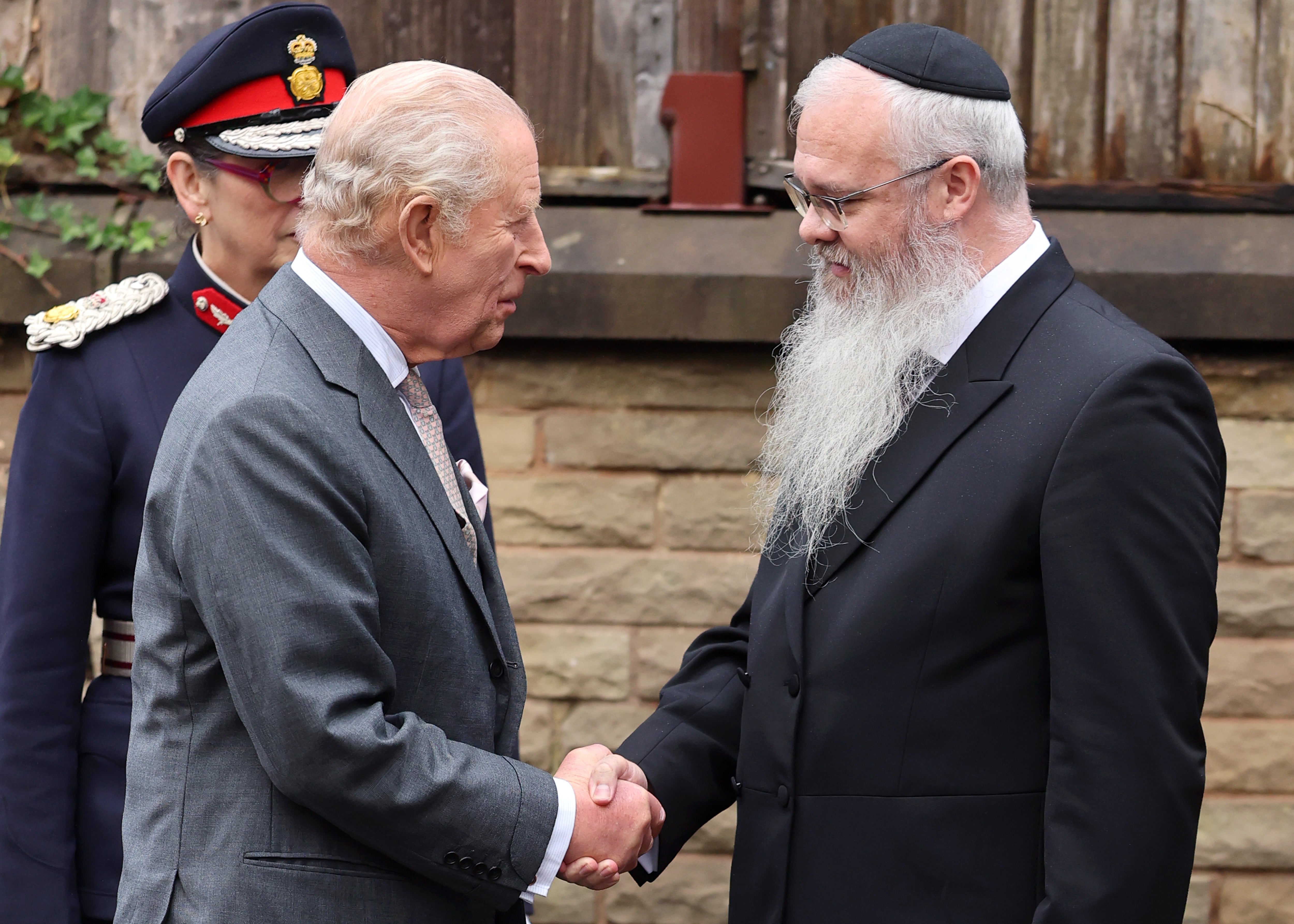 King visits Manchester synagogue after deadly terror attack